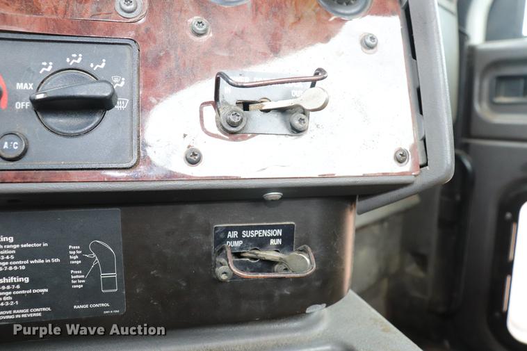 image for item EC9499 2001 International 9200i semi truck