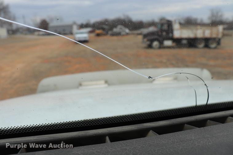 image for item EC9499 2001 International 9200i semi truck