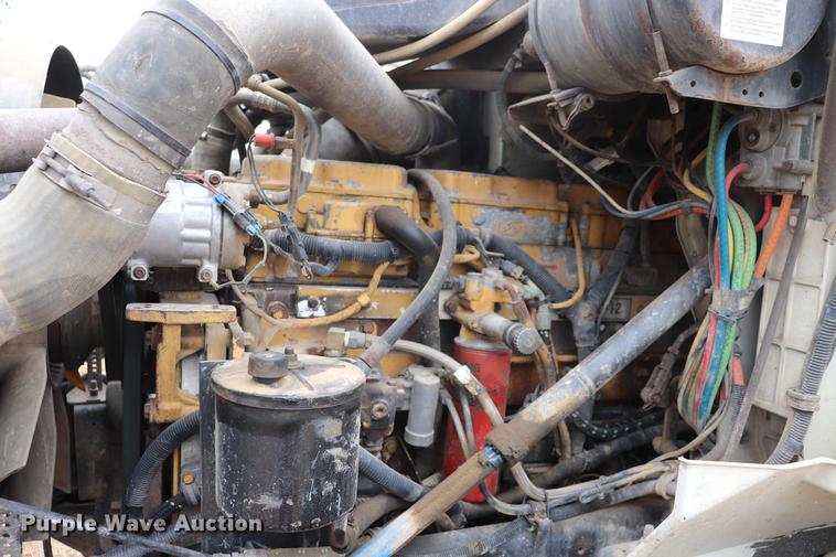 image for item EC9499 2001 International 9200i semi truck