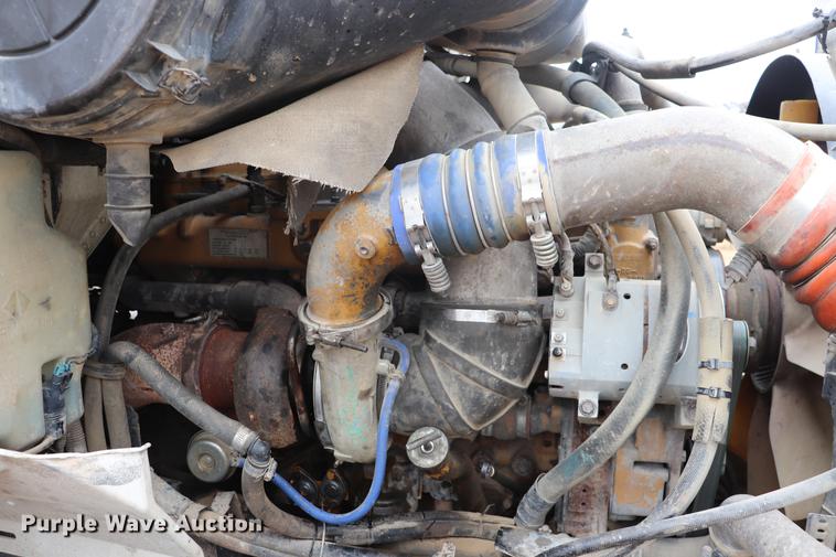 image for item EC9499 2001 International 9200i semi truck