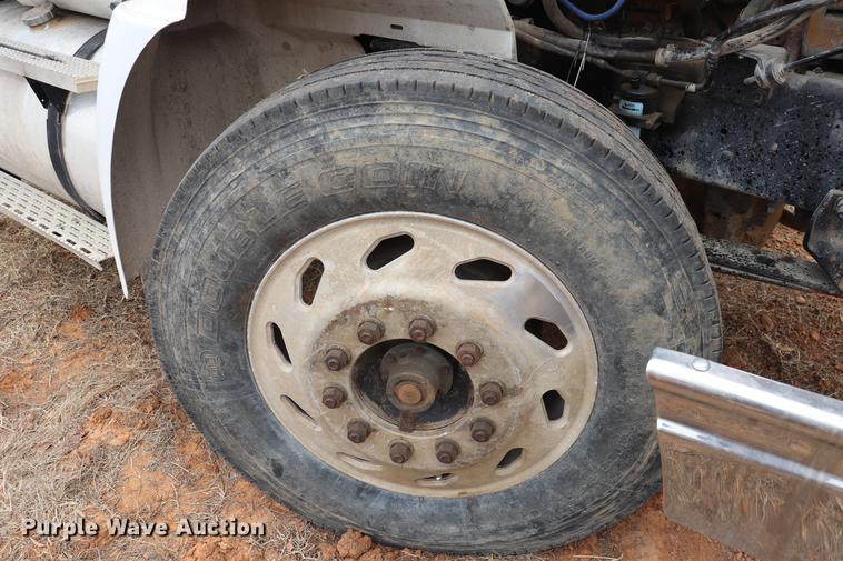 image for item EC9499 2001 International 9200i semi truck