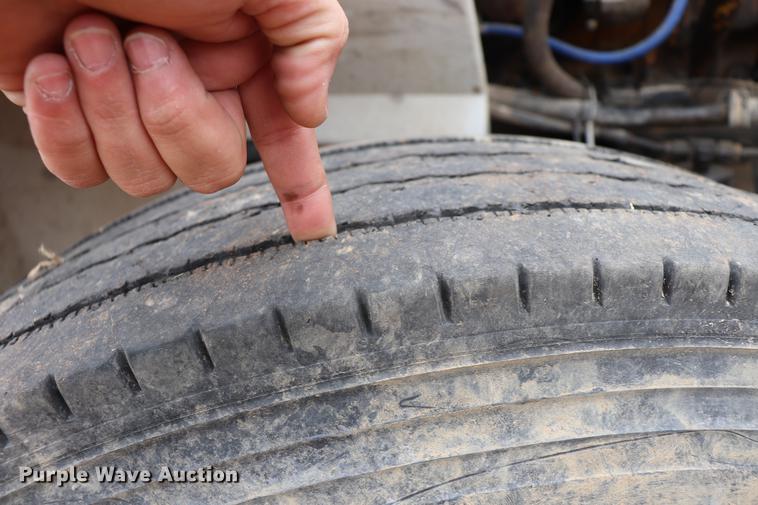 image for item EC9499 2001 International 9200i semi truck