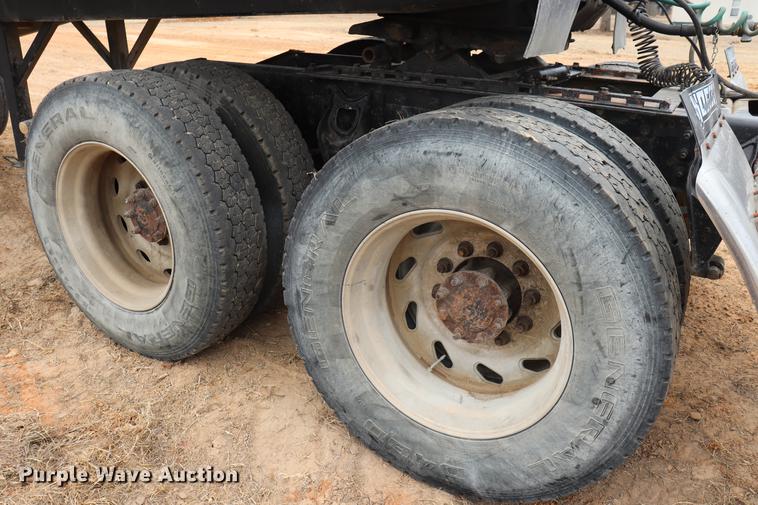 image for item EC9499 2001 International 9200i semi truck