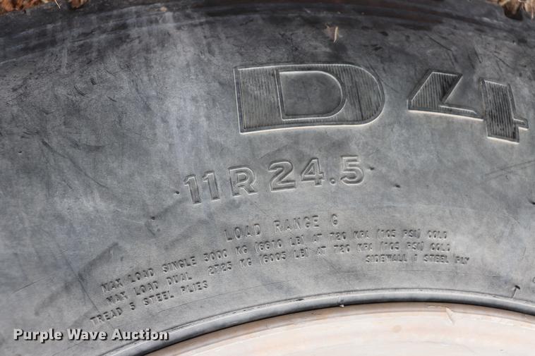 image for item EC9499 2001 International 9200i semi truck