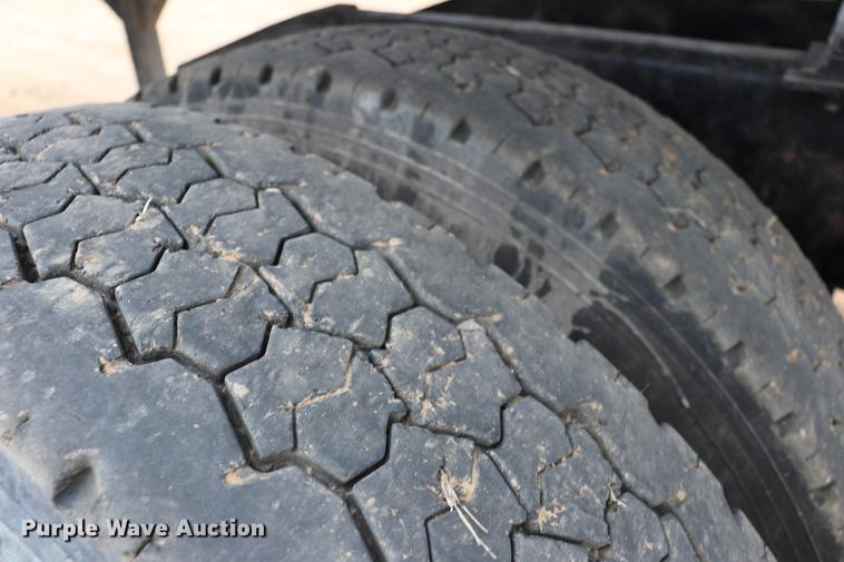 image for item EC9499 2001 International 9200i semi truck