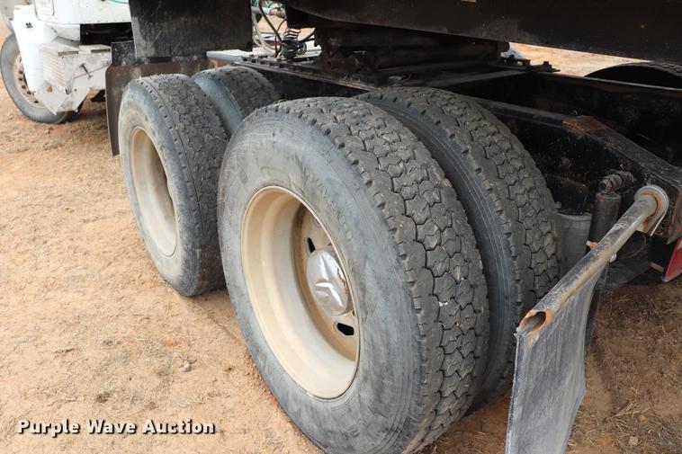 image for item EC9499 2001 International 9200i semi truck