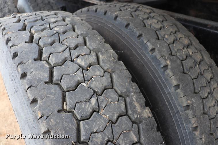 image for item EC9499 2001 International 9200i semi truck