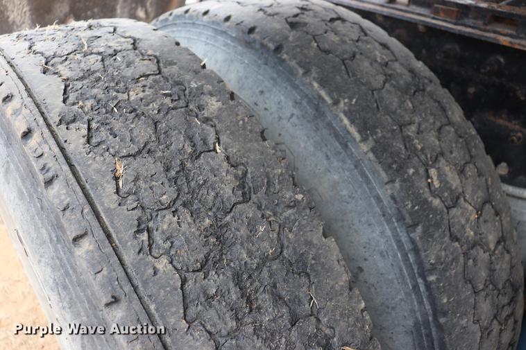 image for item EC9499 2001 International 9200i semi truck