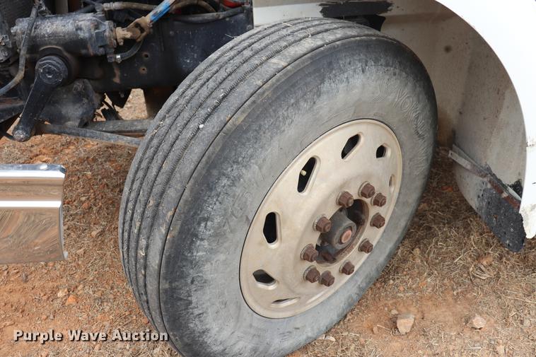 image for item EC9499 2001 International 9200i semi truck