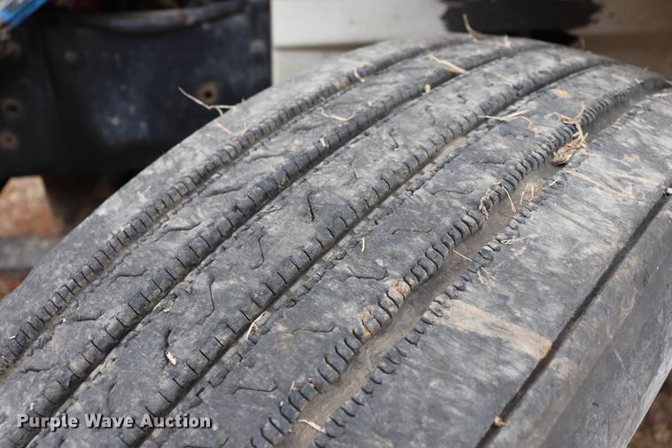 image for item EC9499 2001 International 9200i semi truck