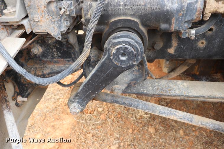 image for item EC9499 2001 International 9200i semi truck