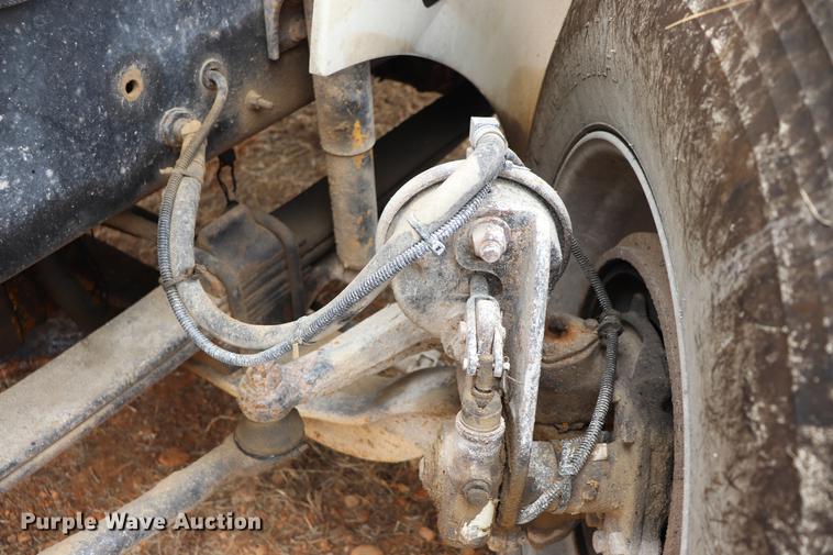 image for item EC9499 2001 International 9200i semi truck