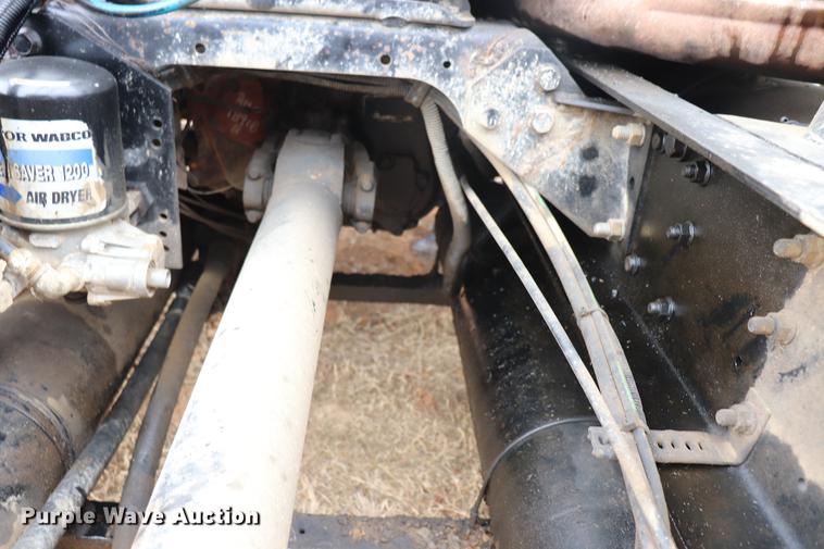 image for item EC9499 2001 International 9200i semi truck