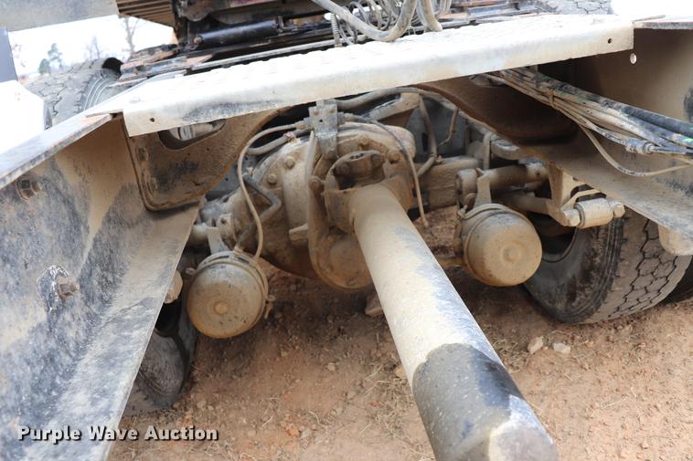 image for item EC9499 2001 International 9200i semi truck