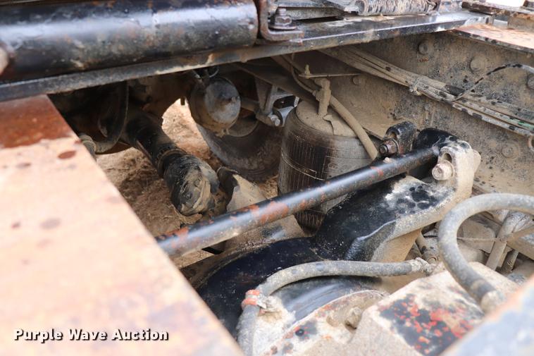 image for item EC9499 2001 International 9200i semi truck