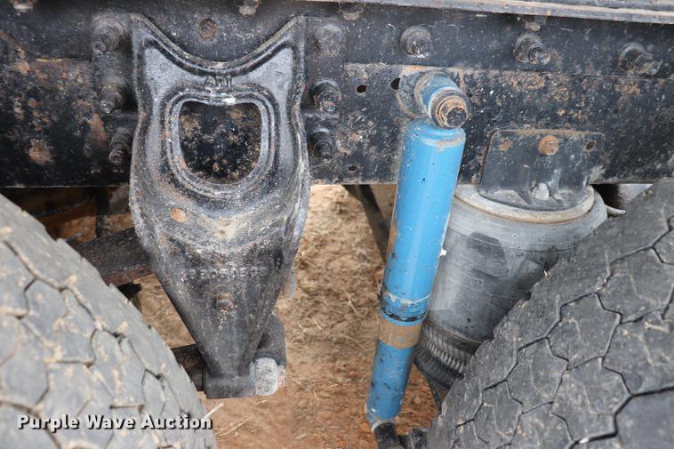 image for item EC9499 2001 International 9200i semi truck