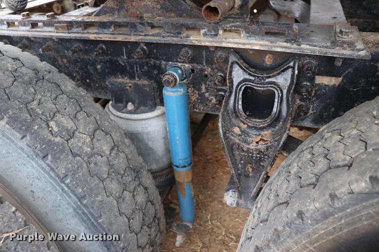 image for item EC9499 2001 International 9200i semi truck