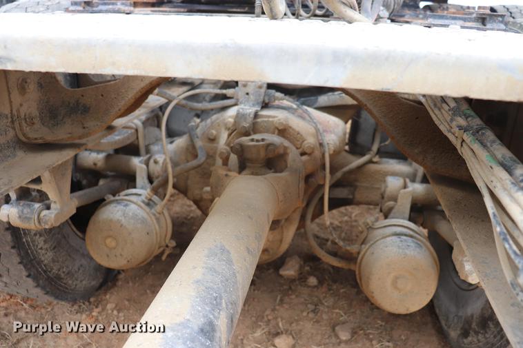 image for item EC9499 2001 International 9200i semi truck