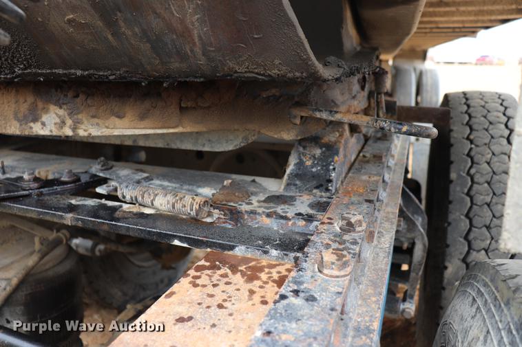 image for item EC9499 2001 International 9200i semi truck