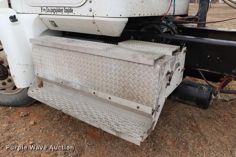 image for item EC9499 2001 International 9200i semi truck