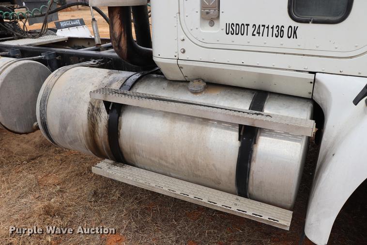 image for item EC9499 2001 International 9200i semi truck