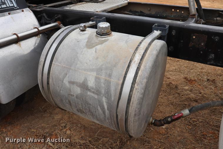 image for item EC9499 2001 International 9200i semi truck