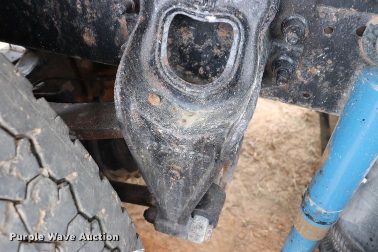 image for item EC9499 2001 International 9200i semi truck