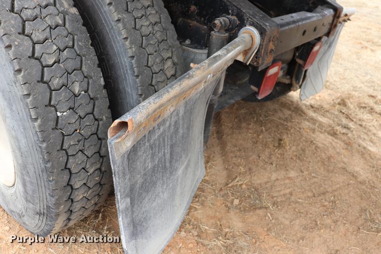 image for item EC9499 2001 International 9200i semi truck