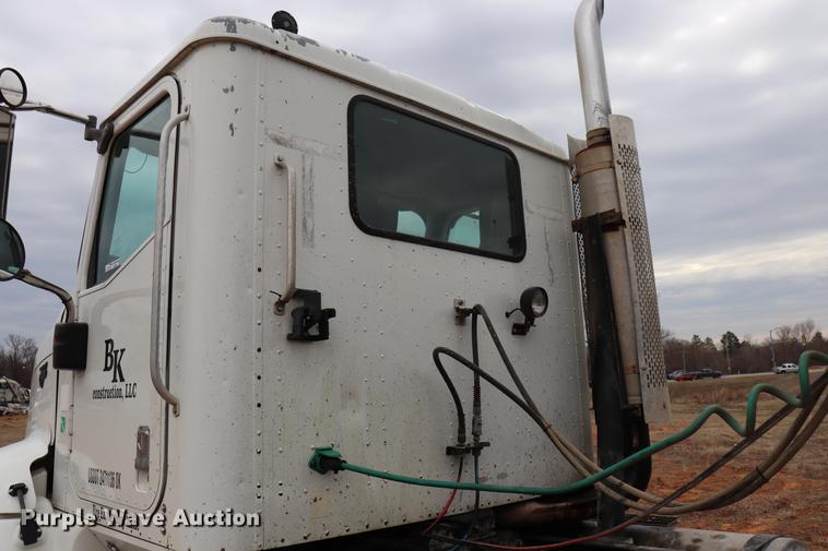 image for item EC9499 2001 International 9200i semi truck