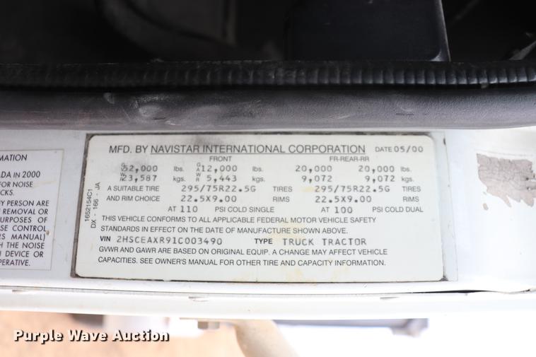 image for item EC9499 2001 International 9200i semi truck