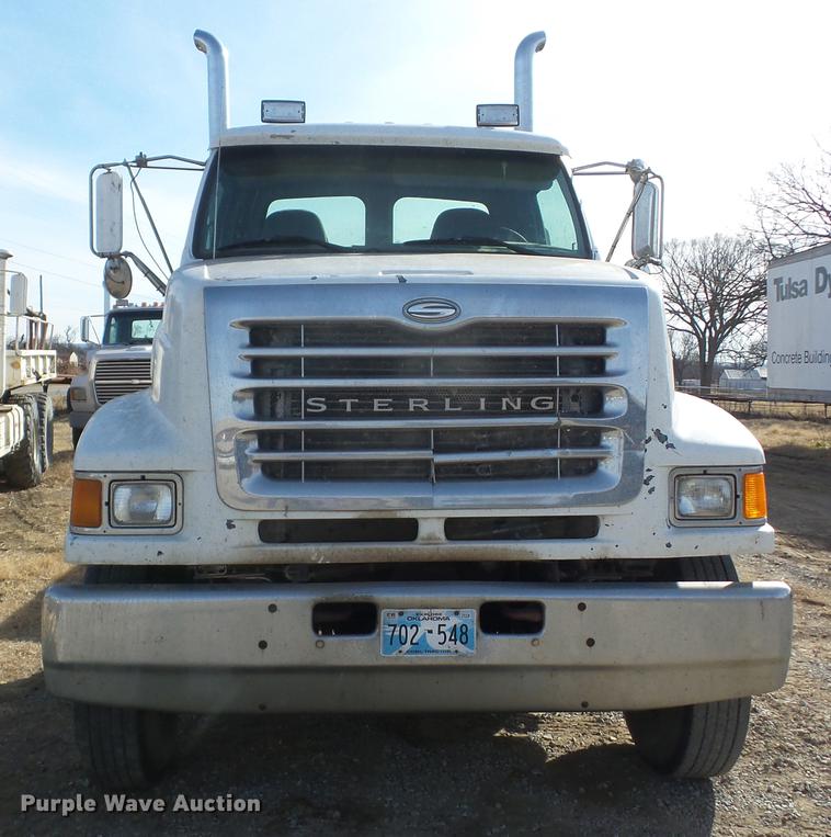 image for item J8535 2001 Sterling L9500 semi truck