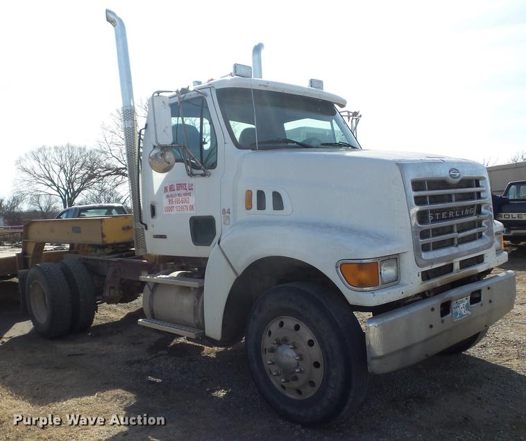 image for item J8535 2001 Sterling L9500 semi truck