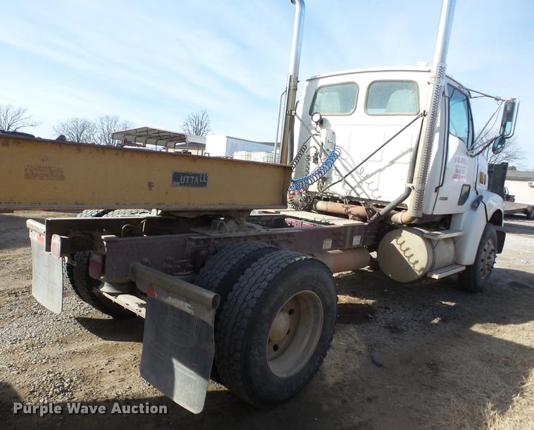 image for item J8535 2001 Sterling L9500 semi truck
