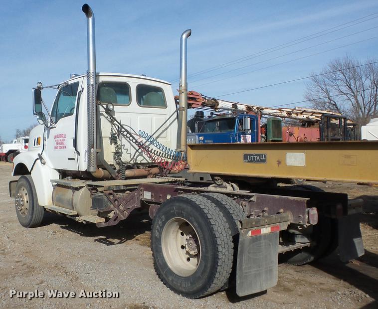 image for item J8535 2001 Sterling L9500 semi truck