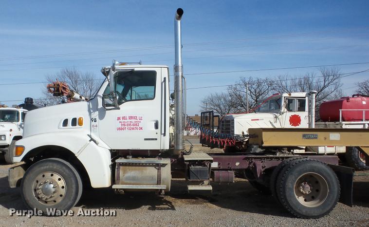 image for item J8535 2001 Sterling L9500 semi truck