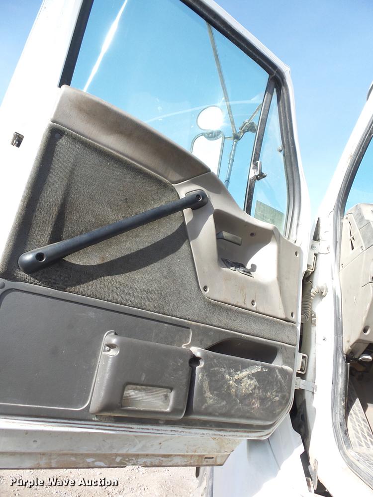 image for item J8535 2001 Sterling L9500 semi truck