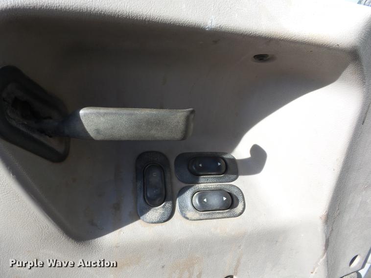 image for item J8535 2001 Sterling L9500 semi truck