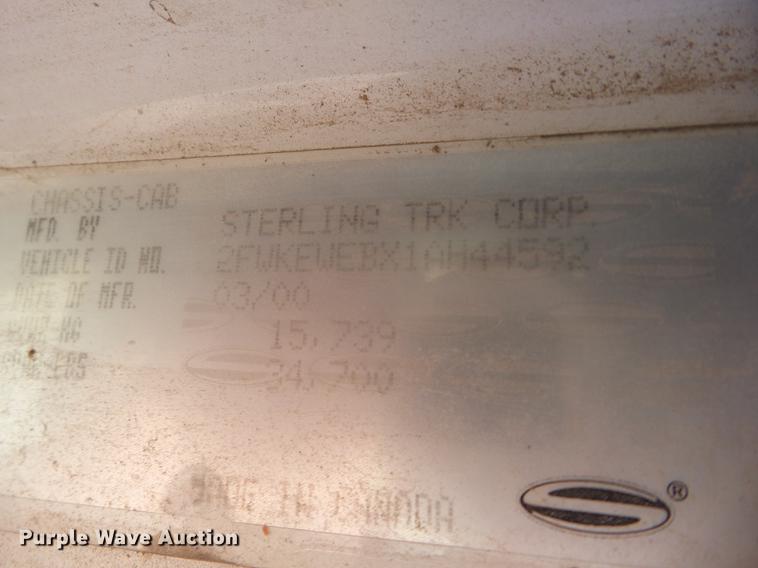 image for item J8535 2001 Sterling L9500 semi truck