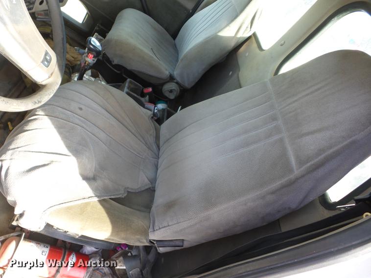 image for item J8535 2001 Sterling L9500 semi truck