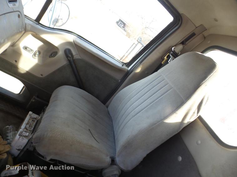 image for item J8535 2001 Sterling L9500 semi truck