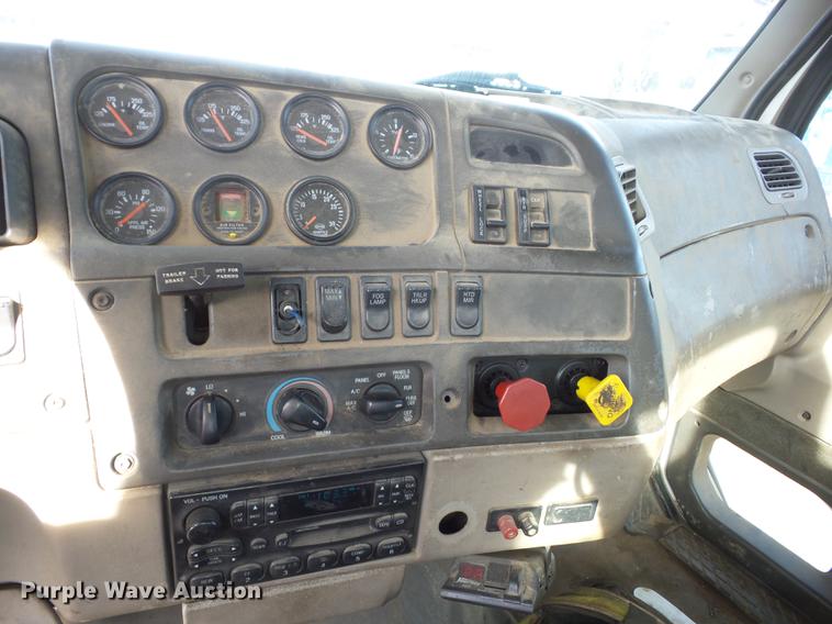 image for item J8535 2001 Sterling L9500 semi truck