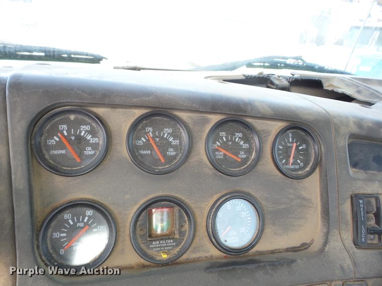 image for item J8535 2001 Sterling L9500 semi truck