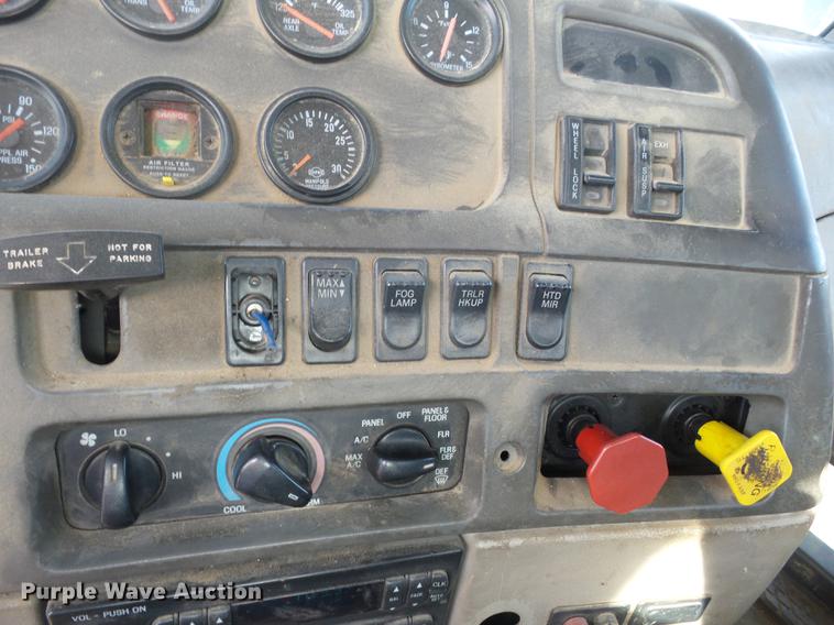 image for item J8535 2001 Sterling L9500 semi truck