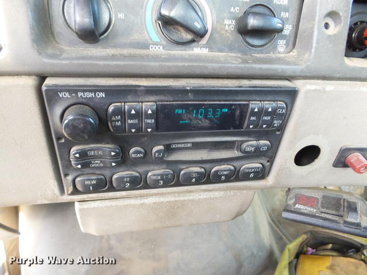 image for item J8535 2001 Sterling L9500 semi truck