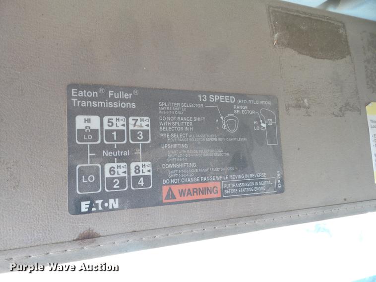 image for item J8535 2001 Sterling L9500 semi truck