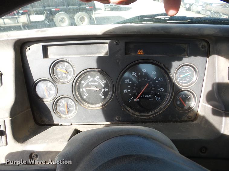 image for item J8535 2001 Sterling L9500 semi truck