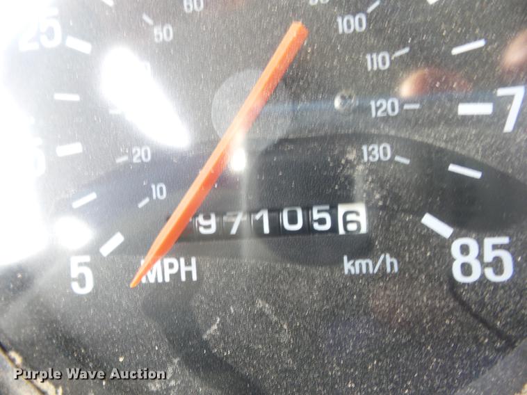 image for item J8535 2001 Sterling L9500 semi truck