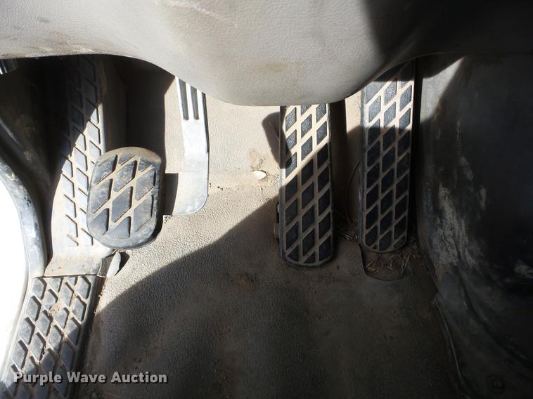 image for item J8535 2001 Sterling L9500 semi truck