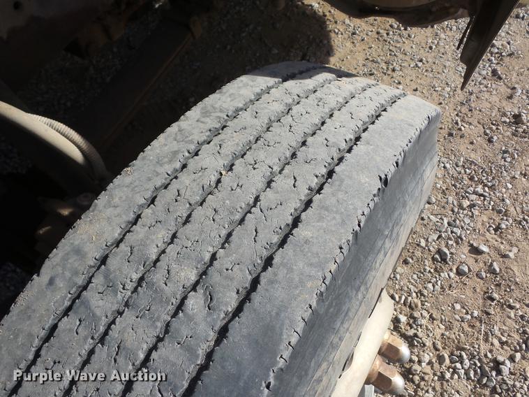 image for item J8535 2001 Sterling L9500 semi truck