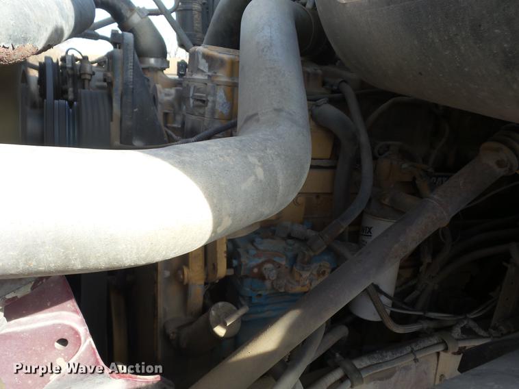 image for item J8535 2001 Sterling L9500 semi truck